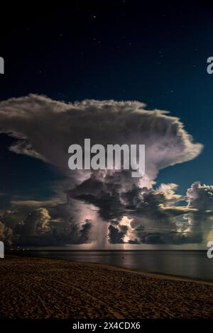 Blitze treffen vor der Küste von Collier County, Florida. Stockfoto