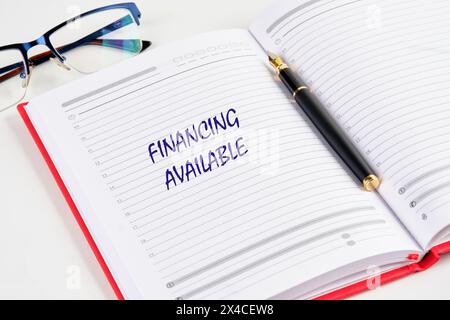 Geschäftskonzept. Wörter Finanzierung verfügbar die Inschrift im Notizbuch Stockfoto