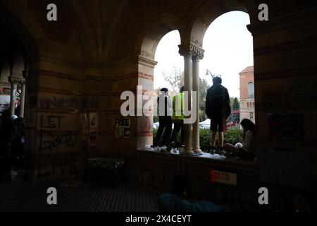 1. Mai 2024, Los Angeles, Kalifornien, USA: Demonstranten blicken auf ihr Lager an der University of California, Los Angeles (UCLA) am 1. Mai 2024: Pro-Palästina/Hamas-Demonstranten verwüsteten Royce Hall, ein Schulmusikgebäude, nur wenige Stunden bevor die Polizei es durchsuchte und verhaftete. (Kreditbild: © Amy Katz/ZUMA Press Wire) NUR REDAKTIONELLE VERWENDUNG! Nicht für kommerzielle ZWECKE! Stockfoto