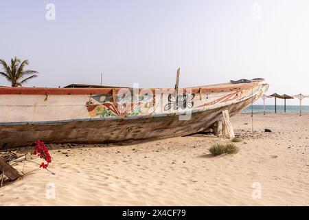 Nahaufnahme eines farbenfrohen alten Holzfischbootes, das an einem Strand in Boa Vista, Kap Verde, Republik Cabo Verde, Afrika vor Anker liegt Stockfoto
