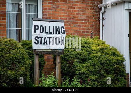 Salisbury, England, Großbritannien, 2. Mai 2024 Schild Polling Station vor Polling Station. In ganz England und Wales geben Menschen heute ihre Stimme für die neuen Polizei- und Kriminalkommissare ab, die Wahlen sind von 7 bis 22 Uhr geöffnet. Die Stimmen werden gezählt und das Ergebnis am Samstag, den 4. Mai 2024, in der Trowbridge County Hall bekannt gegeben. Wenn Sie in einem der Wahllokale Großbritanniens wählen möchten, vergessen Sie nicht, dass Sie einen fotografischen Nachweis Ihrer Identität benötigen. John Rose/Alamy Live News Stockfoto