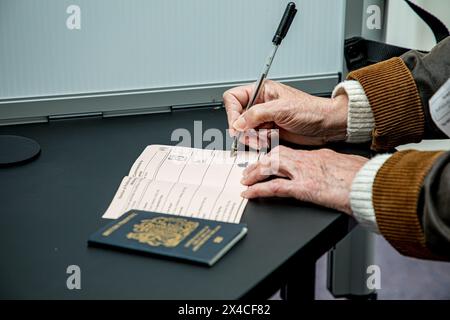 Salisbury, England, Großbritannien, 2. Mai, 2024 weibliche Wählerin platziert X auf Stimmzettel mit Identifikation. In ganz England und Wales geben Menschen heute ihre Stimme für die neuen Polizei- und Kriminalkommissare ab, die Wahlen sind von 7 bis 22 Uhr geöffnet. Die Stimmen werden gezählt und das Ergebnis am Samstag, den 4. Mai 2024, in der Trowbridge County Hall bekannt gegeben. Wenn Sie in einem der Wahllokale Großbritanniens wählen möchten, vergessen Sie nicht, dass Sie einen fotografischen Nachweis Ihrer Identität benötigen. John Rose/Alamy Live News Stockfoto