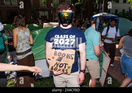 Ein Demonstrant posiert für ein Foto in einem pro-palästinensischen Lager auf dem Campus der George Washington University in Washington DC am Mittwoch, den 1. Mai 2024. House Oversight Republikaner besuchten das Lager vor einer Pressekonferenz, die nur wenige Schritte entfernt war. Quelle: Aaron Schwartz / CNP /MediaPunch Stockfoto