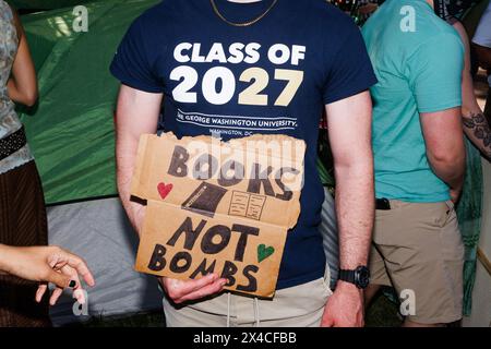 Ein Demonstrant posiert für ein Foto in einem pro-palästinensischen Lager auf dem Campus der George Washington University in Washington DC am Mittwoch, den 1. Mai 2024. House Oversight Republikaner besuchten das Lager vor einer Pressekonferenz, die nur wenige Schritte entfernt war. Quelle: Aaron Schwartz/CNP /MediaPunch Stockfoto