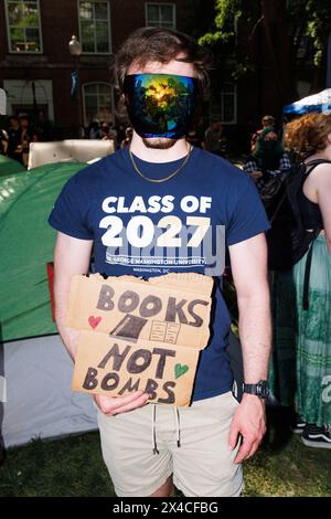 Ein Demonstrant posiert für ein Foto in einem pro-palästinensischen Lager auf dem Campus der George Washington University in Washington DC am Mittwoch, den 1. Mai 2024. House Oversight Republikaner besuchten das Lager vor einer Pressekonferenz, die nur wenige Schritte entfernt war. Quelle: Aaron Schwartz / CNP /MediaPunch Stockfoto