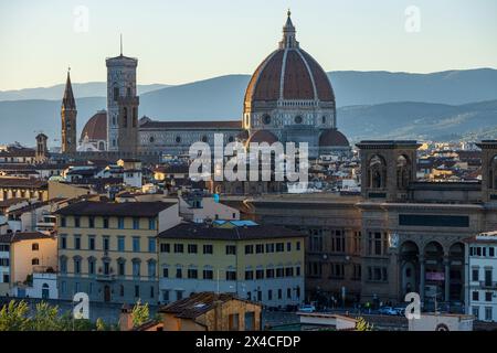 Ein klassischer Blick auf die Kathedrale von Florenz über die Dächer des Stadtzentrums bei Sonnenuntergang in der Toskana, Italien. Vom Aussichtspunkt Piazzale Michelangelo aus. Stockfoto