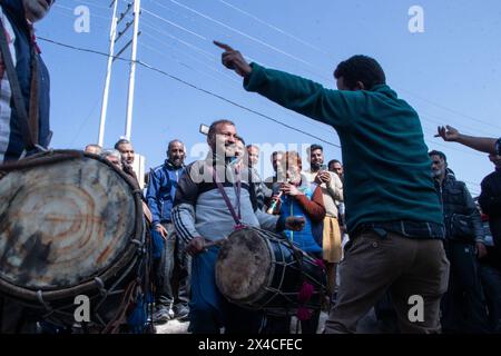 2. Mai 2024, Baramulla, Jammu and Kashmir, Indien: Anhänger der Partei Jammu and Kashmir National Conference (JKNC) sahen während einer Wahlkundgebung tanzen, als der Vizepräsident des JKNC, Omar Abdullah, seine Nominierungspapiere für den Wahlkreis Baramulla vor den indischen Parlamentswahlen in Baramulla einreichte. Dies ist die erste Wahl in Jammu und Kaschmir, seit Artikel 370 vom Zentrum 2019 aufgehoben wurde. (Credit Image: © Adil Abass/ZUMA Press Wire) NUR REDAKTIONELLE VERWENDUNG! Nicht für kommerzielle ZWECKE! Stockfoto