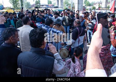 Baramulla, Jammu Und Kaschmir, Indien. Mai 2024. Anhänger der Jammu and Kashmir National Conference (JKNC) sahen während einer Wahlkundgebung tanzen, als der Vizepräsident des JKNC, Omar Abdullah, seine Nominierungsunterlagen für den Wahlkreis Baramulla vor den indischen Parlamentswahlen in Baramulla einreichte. Dies ist die erste Wahl in Jammu und Kaschmir, seit Artikel 370 vom Zentrum 2019 aufgehoben wurde. (Credit Image: © Adil Abass/ZUMA Press Wire) NUR REDAKTIONELLE VERWENDUNG! Nicht für kommerzielle ZWECKE! Stockfoto