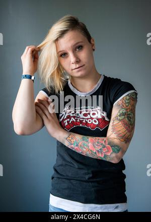 Portret Vrouw traf Tätowierung Junge Erwachsene Frau bettelt um Geldfetzen Tilburg Studio Tuinstraat Noord-Brabant Nederland Copyright: XGuidoxKoppesx Stockfoto