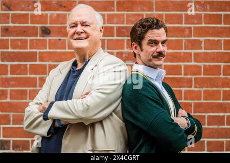 London, Großbritannien. Mai 2024. John Cleese mit Basil gespielt von Adam Jackson-Smith - Eine Vorschau von Fawlty Towers - das Stück wird ab 4. Mai im Londoner Apollo Theatre eröffnet. Es wurde von John Cleese für die West End-Bühne adaptiert, von John Cleese & Connie beide geschrieben und von Caroline Jay Ranger Regie geführt. Guy Bell/Alamy Live News Stockfoto