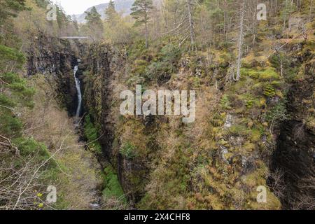 Die viktorianische Hängebrücke und die Fälle von Measach in der Corrieshalloch Gorge. Stockfoto