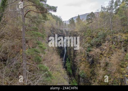 Die viktorianische Hängebrücke und die Fälle von Measach in der Corrieshalloch Gorge. Stockfoto