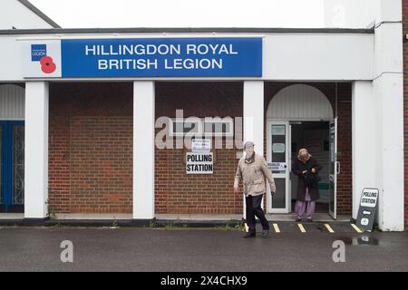 Hillingdon, Großbritannien. Mai 2024. Die Wähler waren in Hillingdon im Londoner Stadtteil Hillingdon unterwegs und gaben ihre Stimmen für die Wahl zum Londoner Bürgermeister ab. Die konservative Kandidatin Susan Hall sagte, dass sie das umstrittene ULEZ-System für die Ultra Low Emission Zone abschaffen werde, wenn sie anstelle des derzeitigen Bürgermeisters Sadiq Khan gewählt werde. Wähler, die persönlich und nicht per Post abstimmen, müssen einen Identitätsnachweis mitbringen, um wählen zu können. Quelle: Maureen McLean/Alamy Live News Stockfoto