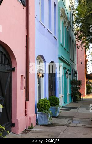 Charleston, South Carolina, USA. Reihenhäuser mit mehrfarbigen pastellfarbenen Farben im historischen Stadtteil Charleston. Stockfoto