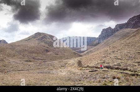 Spaziergänger auf dem Fußweg, der zum Quiraing führt, der Teil des Trotternish Berges ist, eine Touristenattraktion für Wanderer auf der Isle of Skye. Stockfoto