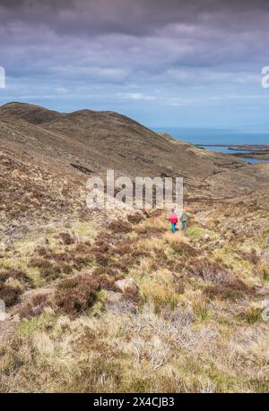 Spaziergänger auf dem Fußweg, der zum Quiraing führt, der Teil des Trotternish Berges ist, eine Touristenattraktion für Wanderer auf der Isle of Skye. Stockfoto