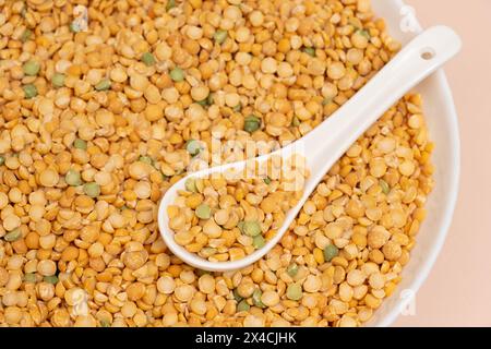 Erbsengelbe Grütze Körner Getreide in Löffel Nahaufnahme Makro. Stockfoto