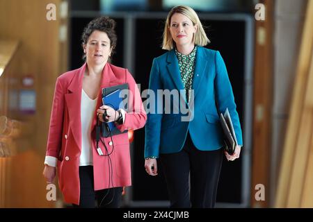 Mairi Gougeon (links) und Jenny Gilruth im schottischen Parlament in Edinburgh, nachdem der MSP John Swinney als erster Kandidat seinen Antrag auf die Ernennung zum neuen Vorsitzenden der SNP und zum nächsten Premierminister Schottlands erklärt hatte. Bilddatum: Donnerstag, 2. Mai 2024. Stockfoto