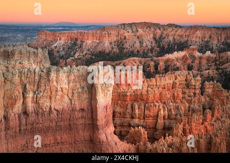 Buntes Nachglühen der Dämmerung und Hoodoos vom Sunrise Point, Bryce Canyon National Park, Utah. Stockfoto