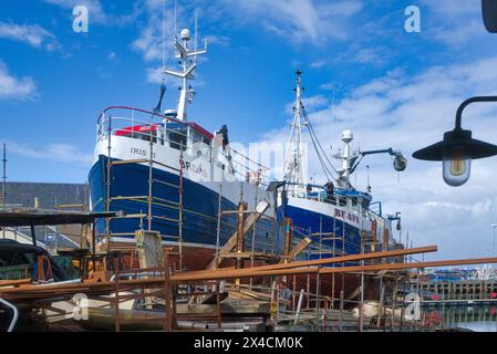 Blick nach Nordwesten zum Hafen von Mallaig am Mallaig Pier. WESTERN Highlands, Schottland, Großbritannien Stockfoto