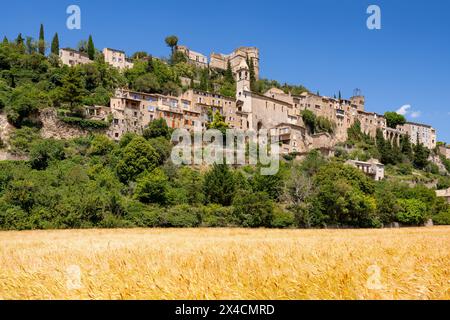 Mittelalterliches Dorf Montbrun-les-Bains im Sommer. Das Dorf auf einem Hügel der Provence trägt die Bezeichnung Les Plus Beaux Villages de France. Baronnies Provencales Region Stockfoto