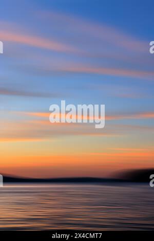 USA, Washington State, seabeck. Sonnenuntergang über der Haube Kanal. Stockfoto