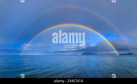 USA, Washington State, Seabeck. Panoramablick auf den doppelten Regenbogen über den Hood Canal. Stockfoto