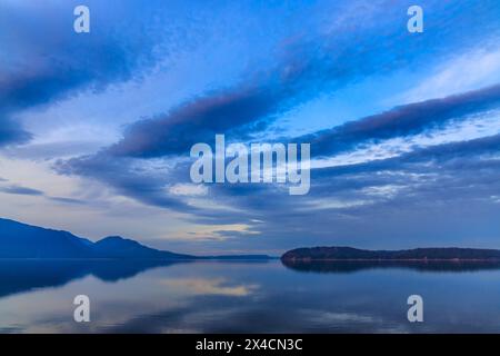 USA, Washington State, Seabeck. Sonnenuntergang auf dem Hood Canal. Stockfoto