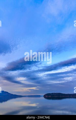 USA, Washington State, Seabeck. Sonnenuntergang auf dem Hood Canal. Stockfoto