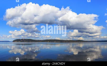 USA, Washington State, Seabeck. Frühlingswolken reflektieren auf dem Hood Canal. Stockfoto