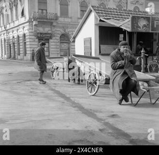 Die Sozialistische Republik Rumänien in den 1970er Jahren Die Träger an einem Fischstand entspannen sich während einer Pause. Stockfoto