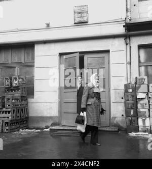 Medias, Kreis Sibiu, Sozialistische Republik Rumänien, ca. 1975. Leute vor einem lokalen Theater im historischen Zentrum. Stockfoto