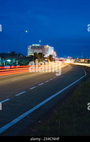 Kota Kinabalu, Sabah. Malaysia. 28. Januar 2023. Nachtaufnahme mit Lichtspur in der Stadt Putatan. Das einzige Borneo Hotel, das nachts genommen wurde. Stockfoto