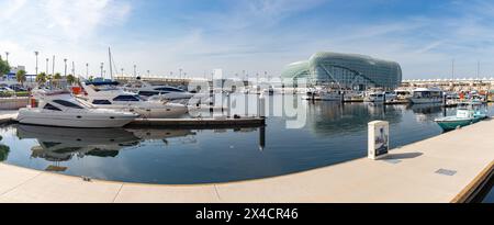 Ein Bild vom Yas Marina Abu Dhabi und dem W Abu Dhabi - Yas Island Hotel. Stockfoto