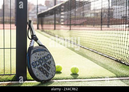 Ukraine Kiew, 02. April 2024. Paddeltennisschläger und -Ball Stockfoto