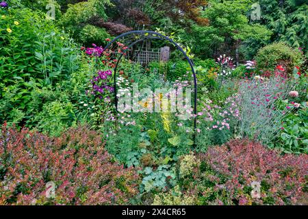 USA, Bundesstaat Washington, Sammamish. Garten in voller Blüte. Stockfoto