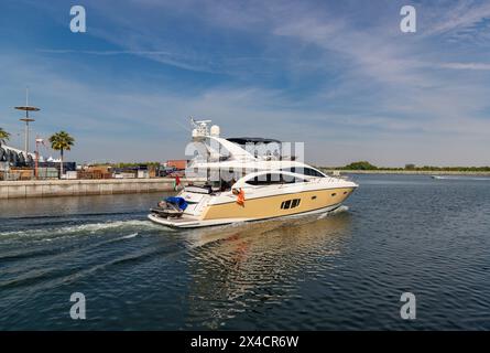 Ein Foto einer Yacht an der Yas Marina Abu Dhabi. Stockfoto