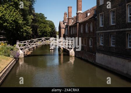 Die Leute entspannen sich auf einer Punt-Tour auf dem Fluss Cam, vorbei an der mathematischen Brücke, die durch das Herz von Cambridge führt, UK.22.06.22. Stockfoto