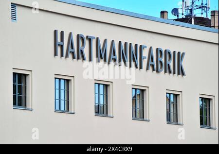 Hartmannhalle Chemnitz - ein Denkmal der Industriegeschichte ein stilles Denkmal der Chemnitzer Industriegeschichte wird wieder mit Leben erfüllt. Mit Beginn des Kultuhauptstadtjahres am 18. Januar 2025 wird hier das neue Besuchs- und Informationszentrum für Gäste die Türen öffnen. Die zentrumsnahe Hartmannhalle gehörte einst zu dem Iindustrieareal der Hartmann Werke, die von einer Schlosserwerkstatt mit drei Gehilfen sich zu einem der wichtigsten sächsischen Maschinenbaubetriebe mit 3000 Mitrarbeitern entwickelt. 1848 wurde die erste Lokomotive aus den Hartmannwerken gefahren, zehn Jahre spä Stockfoto