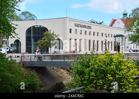 Hartmannhalle Chemnitz - ein Denkmal der Industriegeschichte ein stilles Denkmal der Chemnitzer Industriegeschichte wird wieder mit Leben erfüllt. Mit Beginn des Kultuhauptstadtjahres am 18. Januar 2025 wird hier das neue Besuchs- und Informationszentrum für Gäste die Türen öffnen. Die zentrumsnahe Hartmannhalle gehörte einst zu dem Iindustrieareal der Hartmann Werke, die von einer Schlosserwerkstatt mit drei Gehilfen sich zu einem der wichtigsten sächsischen Maschinenbaubetriebe mit 3000 Mitrarbeitern entwickelt. 1848 wurde die erste Lokomotive aus den Hartmannwerken gefahren, zehn Jahre spä Stockfoto