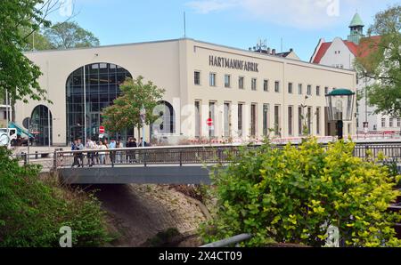 Hartmannhalle Chemnitz - ein Denkmal der Industriegeschichte ein stilles Denkmal der Chemnitzer Industriegeschichte wird wieder mit Leben erfüllt. Mit Beginn des Kultuhauptstadtjahres am 18. Januar 2025 wird hier das neue Besuchs- und Informationszentrum für Gäste die Türen öffnen. Die zentrumsnahe Hartmannhalle gehörte einst zu dem Iindustrieareal der Hartmann Werke, die von einer Schlosserwerkstatt mit drei Gehilfen sich zu einem der wichtigsten sächsischen Maschinenbaubetriebe mit 3000 Mitrarbeitern entwickelt. 1848 wurde die erste Lokomotive aus den Hartmannwerken gefahren, zehn Jahre spä Stockfoto