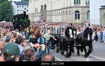 Hartmannhalle Chemnitz - ein Denkmal der Industriegeschichte Ehrung für Richard Hartmann im Jahr 2009. Nach der Namensgebung auf dem ehemaligen Volksfestplatz, der sich jetzt Hartmannplatz nennt, setzte sich der Festzug mit 10 historischen Bildern in Bewegung, vorbei an dem ehemaligen Hartmannschen Verwaltungsgebäude und der alten Hartmannhalle zum HauptbahnhofHauptbahnhof. Am Schluß die Hartmannlok Hegel , gezogen von 16 Pferden. Das war in den Anfangsjahren der Firma gängige Praxis, da das Werk über keinen Gleisanschluß verfügte. Die letzte verbliebene Werkhalle war lange ein stilles Denkmal Stockfoto