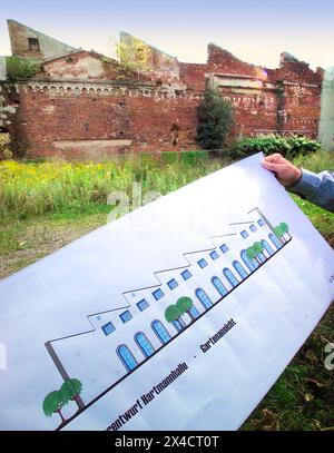 Hartmannhalle Chemnitz - ein Denkmal der Industriegeschichte ein stilles Denkmal der Chemnitzer Industriegeschichte Foto von 2004 ist wieder mit Leben erfüllt. Mit Beginn des Kultuhauptstadtjahres am 18. Januar 2025 wird hier das neue Besuchs- und Informationszentrum für Gäste die Türen öffnen. Die zentrumsnahe Hartmannhalle gehörte einst zu dem Iindustrieareal der Hartmann Werke, die von einer Schlosserwerkstatt mit drei Gehilfen sich zu einem der wichtigsten sächsischen Maschinenbaubetriebe mit 3000 Mitrarbeitern entwickelt. 1848 wurde die erste Lokomotive aus den Hartmannwerken gefahren, z Stockfoto