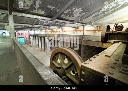 Hartmannhalle Chemnitz - ein Denkmal der Industriegeschichte ein stilles Denkmal der Chemnitzer Industriegeschichte Foto von 2004 ist wieder mit Leben erfüllt. Mit Beginn des Kultuhauptstadtjahres am 18. Januar 2025 wird hier das neue Besuchs- und Informationszentrum für Gäste die Türen öffnen. Die zentrumsnahe Hartmannhalle gehörte einst zu dem Iindustrieareal der Hartmann Werke, die von einer Schlosserwerkstatt mit drei Gehilfen sich zu einem der wichtigsten sächsischen Maschinenbaubetriebe mit 3000 Mitrarbeitern entwickelt. 1848 wurde die erste Lokomotive aus den Hartmannwerken gefahren, z Stockfoto