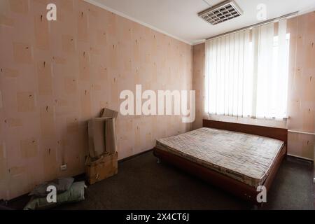 Sowjetische Wohnung, UdSSR. Zimmer in der üblichen sowjetischen Wohnung. Stockfoto