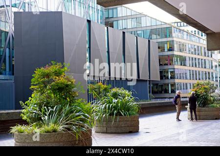 Blick auf die Außenfassade des 14 Moor Lane-Gebäudes und die Container für Gartenpflanzen auf dem Barbican Estate in der City of London England, Großbritannien, Frühjahr 2024 KATHY DEWITT Stockfoto