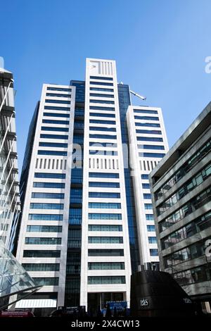 Flacher Blick auf das Hochhaus Ropemaker Tower in der 22 Ropemaker Street in London England Großbritannien Großbritannien KATHY DEWITT Stockfoto