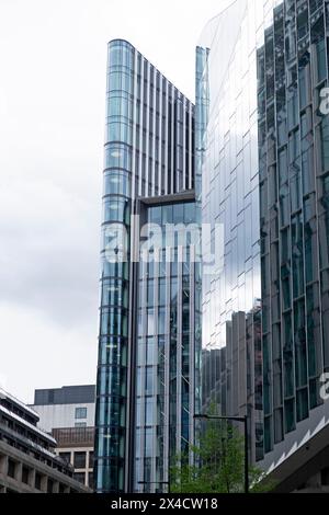 Vertikaler Blick auf das Bürogebäude des Deloitte Hauptquartiers am 1 New Street Square neben Plumtree Court Goldman Sachs London EC4 England UK KATHY DEWITT Stockfoto