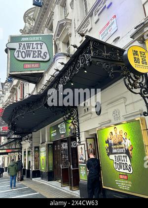 London, Großbritannien. Mai 2024. Das Apollo Theatre fördert das Stück „Fawlty Towers“ des britischen Komikers John Cleese. Quelle: Benedikt von Imhoff/dpa/Alamy Live News Stockfoto