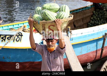 Dhaka, Dhaka, Bangladesch. Mai 2024. Arbeiter entladen Wassermelonen von Booten in Sadarghat in Dhaka. Im südlichen Bangladesch werden Wassermelonensamen im November-Dezember ausgesät und von März bis Mai vermarktet. Diese Wassermelonen werden per Boot zum Verkauf ins Land geschickt. (Kreditbild: © Syed Mahabubul Kader/ZUMA Press Wire) NUR REDAKTIONELLE VERWENDUNG! Nicht für kommerzielle ZWECKE! Stockfoto